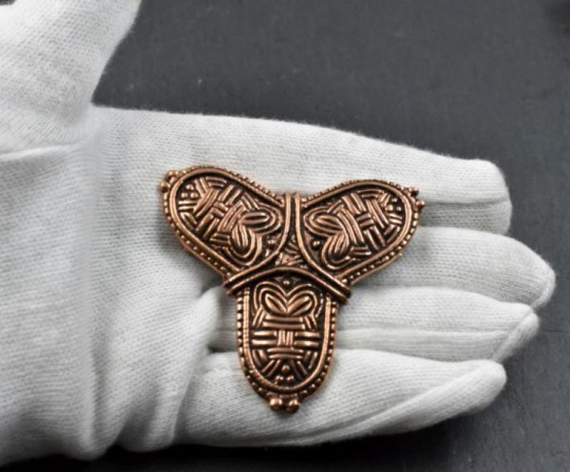 Wikinger Kleeblattfibel im Borre Stil aus Bronze auf der Hand